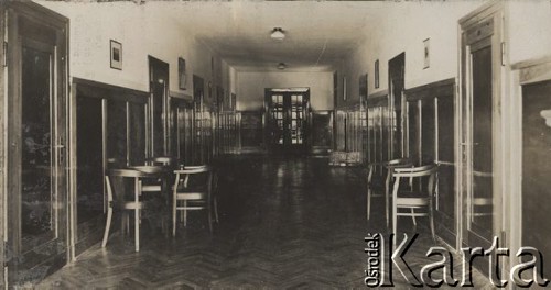 1930-1934, Inowrocław, woj. Poznań, Polska.
Budynek Uzdrowiska Ubezpieczalni Krajowej, widok korytarza na I piętrze.
Fot. Droszcz, zbiory Ośrodka KARTA, Pogotowie Archiwalne [PAF_050], udostęnił Krzysztof Drozdowski