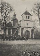 1924-1932, Bieławicze, pow. Iwacewicze, woj. poleskie, Polska.
Dzieci stojące w szeregu na placu przed cerkwią.
Fot. Feliks Drozdowski, zbiory Ośrodka KARTA, Pogotowie Archiwalne [PAF_050], udostępnił Krzysztof Drozdowski.

