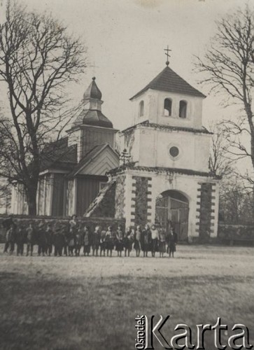 1924-1932, Bieławicze, pow. Iwacewicze, woj. poleskie, Polska.
Dzieci stojące w szeregu na placu przed cerkwią.
Fot. Feliks Drozdowski, zbiory Ośrodka KARTA, Pogotowie Archiwalne [PAF_050], udostępnił Krzysztof Drozdowski.
