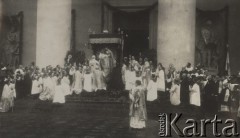 2.07.1927, Wilno, Polska.
Koronacja obrazu Matki Bożej Ostrobramskiej. Księża klęczący wokół obrazu.
Fot. Feliks Drozdowski, zbiory Ośrodka KARTA, Pogotowie Archiwalne [PAF_050], udostępnił Krzysztof Drozdowski