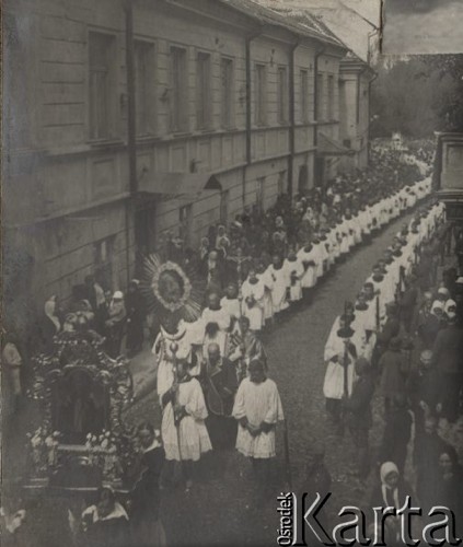 2.07.1927, Wilno, Polska.
Koronacja obrazu Matki Bożej Ostrobramskiej. Zdjęcie zostało wykonane podczas uroczystej procesji ulicami miasta, która odbyła się przed koronacją. 
Fot. Feliks Drozdowski, zbiory Ośrodka KARTA, Pogotowie Archiwalne [PAF_050], udostępnił Krzysztof Drozdowski.
