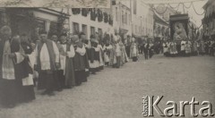 2.07.1927, Wilno, Polska.
Koronacja obrazu Matki Bożej Ostrobramskiej. Zdjęcie zostało wykonane podczas uroczystej procesji ulicami miasta, która odbyła się przed koronacją. Z przodu idą księża, w tym biskupi i arcybiskupi, w oddali po prawej stronie obraz Matki Bożej Ostrobramskiej.
Fot. Feliks Drozdowski, zbiory Ośrodka KARTA, Pogotowie Archiwalne [PAF_050], udostępnił Krzysztof Drozdowski