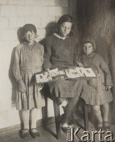 1924-1932, Kosów Poleski, woj. poleskie, Polska.
Dziewczynki oglądające album ze zdjęciami.
Fot. Feliks Drozdowski, zbiory Ośrodka KARTA, Pogotowie Archiwalne [PAF_050], udostępnił Krzysztof Drozdowski.
