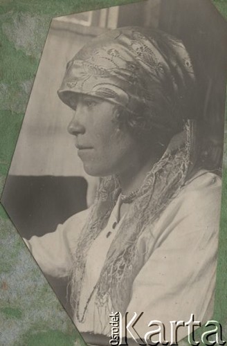 1924-1932, Kosów Poleski, woj. poleskie, Polska.
Portret młodej kobiety w chustce na głowie.
Fot. Feliks Drozdowski, zbiory Ośrodka KARTA, Pogotowie Archiwalne [PAF_050], udostępnił Krzysztof Drozdowski.
