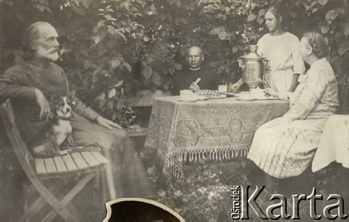 1924-1932, Kosów Poleski, woj. poleskie, Polska.
Za stołem przy samowarze siedzi ksiądz Feliks Drozdowski.
Fot. Feliks Drozdowski, zbiory Ośrodka KARTA, Pogotowie Archiwalne [PAF_050], udostępnił Krzysztof Drozdowski.
