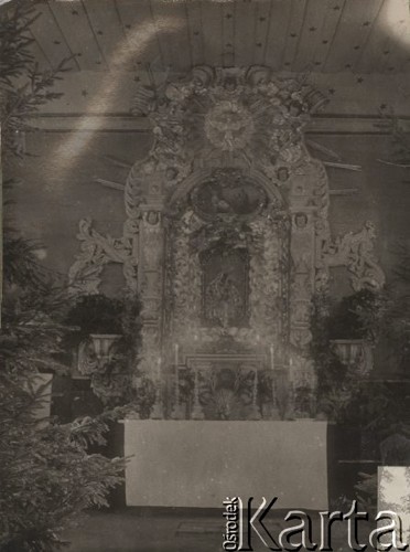 1924-1932, brak miejsca, woj. poleskie, Polska.
Ołtarz w kościele.
Fot. Feliks Drozdowski, zbiory Ośrodka KARTA, Pogotowie Archiwalne [PAF_050], udostępnił Krzysztof Drozdowski.
