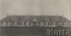 1924-1932, Kosów Poleski, woj. poleskie, Polska.
Budynek szpitala.
Fot. Feliks Drozdowski, zbiory Ośrodka KARTA, Pogotowie Archiwalne [PAF_050], udostępnił Krzysztof Drozdowski.