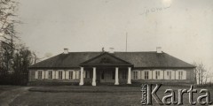 1924-1932, Sporów, woj. poleskie, Polska.
Dwór Szyrmów w Sporowie. Drewniany dwór z czterokolumnowym portykiem został zniszczony podczas II wojny światowej.
Fot. Feliks Drozdowski, zbiory Ośrodka KARTA, Pogotowie Archiwalne [PAF_050], udostępnił Krzysztof Drozdowski.
