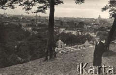 1924-1932, Wilno, Polska.
Panorama miasta. Na drugim planie widoczny fragment terenu Targów Północnych. Na pierwszym planie stoi fotograf Józef Szymańczyk, mieszkaniec Kosowa Poleskiego. Fot. Feliks Drozdowski, zbiory Ośrodka KARTA, Pogotowie Archiwalne [PAF_050], udostępnił Krzysztof Drozdowski.
