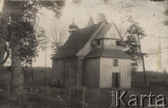 1924-1932, Jaglewicze, pow. Kosów Poleski, woj. poleskie, Polska.
Drewniany kościółek, na pierwszym planie fragment przykościelnego cmentarza - krzyże na mogiłach.
Fot. Feliks Drozdowski, zbiory Ośrodka KARTA, Pogotowie Archiwalne [PAF_050], udostępnił Krzysztof Drozdowski.
