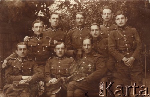1920-1939, brak miejsca., Polska.
Żołnierze Wojska Polskiego - pierwszy z prawej siedzi Leon Łatkiewicz.
Fot. NN, zbiory Ośrodka Karta, udostępniła Elżbieta Bakanowska
