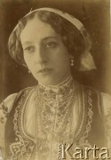 1916, Olchowa, Rosja.
Portret Marii Wener w stroju ludowym.
Fot. NN, zbiory Ośrodka Karta, udostępniła Elżbieta Bakanowska