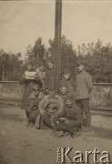 7.05.1920, Białystok, Polska.
Wojna polsko-bolszewicka, żołnierze Legionów pozują do zdjęcia, jeden z nich trzyma gazetę. Na odwrocie fotografii napis: „Białystok – poleski – 7.X.1920 r. Tydzień już stoimy w wagonach [...] Nudy. Trzeci tydzień mija, jak rozstaliśmy się z Stanisławem i  wskutek tego sprawa moja znów [...] ulega zwłoce. Pocieszam się nadzieją, że są trzy możliwości powrotu, a to – zwolnienie studentów – ogólna demobilizacja mego rocznika – wreszcie projekt odesłania mnie do Kadry na Marymoncie. Co u Was słychać? Władek pewnie powraca do spokojnej pracy? Daj Boże! Serdecznie całuję Was. Leon”.
Fot. NN, zbiory Ośrodka Karta, udostępniła Elżbieta Bakanowska