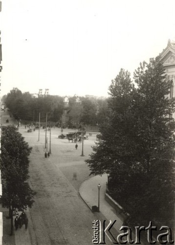 1924-1925, Warszawa, Polska.
Widok z balkonu mieszkania przy ulicy Noakowskiego 12 na tor wyścigów konnych.
Fot. Władysław Łatkiewicz, zbiory Ośrodka Karta, udostępniła Elżbieta Bakanowska