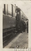 31.03.1913, Włochy.
Jadwiga Sznepel w pociągu. Na odwrocie zdjęcia napis: „Kochana Wandziu. Dosyłam Ci swą buzię w drodze z Florencji do Monte, gdzie się nam jakoś marnie wiedzie, bo Kazio znów kwęka. Wprost tragicznie! Z oficerem było nam [...] dobrze – teraz smutno! Piszcie. Jadwiga”.
Fot. NN, zbiory Ośrodka Karta, udostępniła Elżbieta Bakanowska