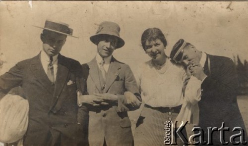 Początek XX wieku, brak miejsca. 
Jadwiga Sznepel z nieznanymi mężczyznami.
Fot. NN, zbiory Ośrodka Karta, udostępniła Elżbieta Bakanowska