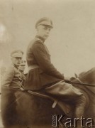 1919, Warszawa, Polska.
Legiony Polskie - rotmistrz Tadeusz Mikke na koniu. T. Mikke był współtwórcą 1 Pułku Ułanów Krechowieckich, w 1920 r. dowodził szwadronem w 1 pułku ułanów, od lutego 1938 r. był dowódcą 15 Pułku Ułanów Poznańskich. W 1939 r. dowodził pułkiem m.in. w bitwie nad Bzurą. Poległ 12 września pod Ziewanicami koło Bielaw. Pośmiertnie odznaczony m.in. Krzyżem Srebrnym Orderu Wojennego Virtuti Militari.
Fot. NN, zbiory Ośrodka Karta, udostępniła Elżbieta Bakanowska