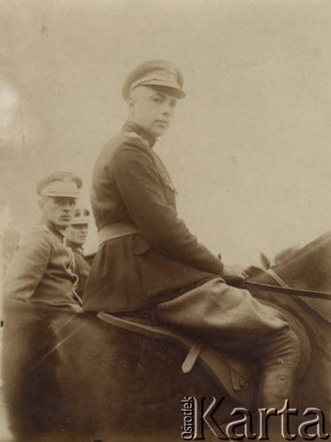 1919, Warszawa, Polska.
Legiony Polskie - rotmistrz Tadeusz Mikke na koniu. T. Mikke był współtwórcą 1 Pułku Ułanów Krechowieckich, w 1920 r. dowodził szwadronem w 1 pułku ułanów, od lutego 1938 r. był dowódcą 15 Pułku Ułanów Poznańskich. W 1939 r. dowodził pułkiem m.in. w bitwie nad Bzurą. Poległ 12 września pod Ziewanicami koło Bielaw. Pośmiertnie odznaczony m.in. Krzyżem Srebrnym Orderu Wojennego Virtuti Militari.
Fot. NN, zbiory Ośrodka Karta, udostępniła Elżbieta Bakanowska