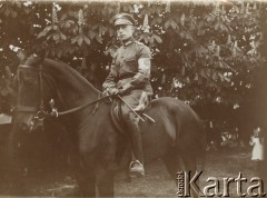 1919, Warszawa, Polska.
Legiony Polskie - rotmistrz Tadeusz Mikke na koniu. T. Mikke był współtwórcą 1 Pułku Ułanów Krechowieckich, w 1920 r. dowodził szwadronem w 1 pułku ułanów, od lutego 1938 r. był dowódcą 15 Pułku Ułanów Poznańskich. W 1939 r. dowodził pułkiem m.in. w bitwie nad Bzurą. Poległ 12 września pod Ziewanicami koło Bielaw. Pośmiertnie odznaczony m.in. Krzyżem Srebrnym Orderu Wojennego Virtuti Militari.
Fot. NN, zbiory Ośrodka Karta, udostępniła Elżbieta Bakanowska