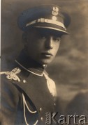 Po 1918, Polska.
Rotmistrz Tadeusz Mikke - portret w mundurze. T. Mikke był współtwórcą 1 Pułku Ułanów Krechowieckich, w 1920 r. dowodził szwadronem w 1 pułku ułanów, od lutego 1938 r. był dowódcą 15 Pułku Ułanów Poznańskich. W 1939 r. dowodził pułkiem m.in. w bitwie nad Bzurą. Poległ 12 września pod Ziewanicami koło Bielaw. Pośmiertnie odznaczony m.in. Krzyżem Srebrnym Orderu Wojennego Virtuti Militari.
Fot. NN, zbiory Ośrodka Karta, udostępniła Elżbieta Bakanowska