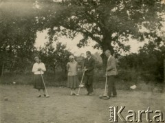 Ok. 1930, Wiązowszczyzna, pow. Wilejka, woj. Wilno, Polska.
Gra w krokieta pod dębem, w śródku stoją: Maria Majewska i jej brat Karol Borsuk.
Fot. NN, zbiory Ośrodka KARTA, kolekcję udostępniła Barbara Majewska-Luft