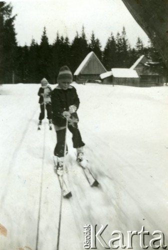 Ok. 1930, Zakopane, Polska.
Jacek i Basia Majewscy podczas jazdy na nartach za saniami.
Fot. NN, zbiory Ośrodka KARTA, kolekcję udostępniła Barbara Majewska-Luft