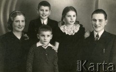 1944, Polska.
Basia, Antek, Krzysztof, Renia i Jacek Majewscy.
Fot. NN, zbiory Ośrodka KARTA, kolekcję udostępniła Barbara Majewska-Luft