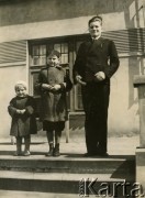 Kwiecień 1939, Pruszków, Polska.
Jacek, Antek i Krzysztof Majewscy przed domem.
Fot. NN, zbiory Ośrodka KARTA, kolekcję udostępniła Barbara Majewska-Luft