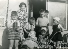 1964, Pruszków, Polska.
Maria Majewska z wnukami, stoją: Adam, Krzyś, Boguś, Tomek, Jagusia, w wózeczku Leszek, obok siedzi Małgosia.
Fot. NN, zbiory Ośrodka KARTA, kolekcję udostępniła Barbara Majewska-Luft