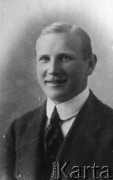 Ok. 1910, brak miejsca..
Leszek Majewski, portret młodzieńczy.
Fot. NN, zbiory Ośrodka KARTA, kolekcję udostępniła Barbara Majewska-Luft
