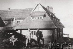 Zima 1938-1939, Kukul k/Worochty, woj. Stanisławów, Polska.
Schronisko i Dom Wypoczynkowy dla młodzieży na Kukulu koło Worochty, z lewej stoi Mieczysław Kalinowski.
Fot. NN, zbiory Ośrodka KARTA, udostępniła Janina Smogorzewska