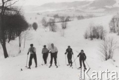 Zima 1938-1939, Kukul k/Worochty, woj. Stanisławów, Polska.
Schronisko osadnicze na Kukulu koło Worochty, młodzież na nartach.
Fot. NN, zbiory Ośrodka KARTA, udostępniła Janina Smogorzewska