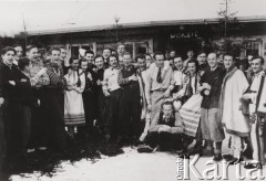 Zima 1938-1939, Kukul k/Worochty, woj. Stanisławów, Polska.
Młodzież osadnicza przed schroniskiem na Kukulu.
Fot. NN, zbiory Ośrodka KARTA, udostępniła Janina Smogorzewska