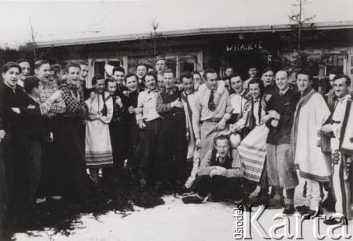 Zima 1938-1939, Kukul k/Worochty, woj. Stanisławów, Polska.
Młodzież osadnicza przed schroniskiem na Kukulu.
Fot. NN, zbiory Ośrodka KARTA, udostępniła Janina Smogorzewska