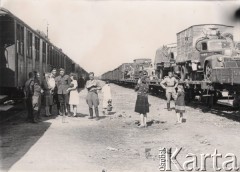 1945, Polska.
Stacja kolejowa, pociąg z żołnierzami Wojska Polskiego i ich rodzinami jadący na Ziemie Odzyskane, z prawej stoi sowiecki eszelon.
Fot. Tadeusz Olszewski, zbiory Ośrodka KARTA, udostępniła Anna Olszewska