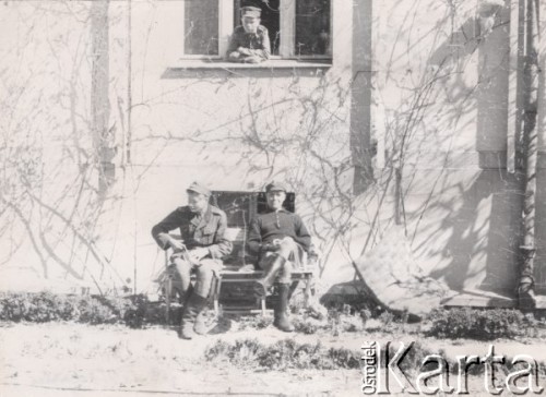 1945, Polska.
Prawdopodobnie Ziemie Odzyskane, żołnierze 1 Dywizji Piechoty im. Tadeusza Kościuszki.
Fot. Tadeusz Olszewski, zbiory Ośrodka KARTA, udostępniła Anna Olszewska