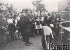 1945-1946, Polska.
Prawdopodobnie Ziemie Odzyskane, tłum na ulicy podczas uroczystości.
Fot. Tadeusz Olszewski, zbiory Ośrodka KARTA, udostępniła Anna Olszewska