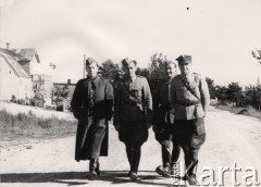 1945, Polska.
Prawdopodobnie Ziemie Odzyskane, polscy żołnierze idący ulicą miasteczka.
Fot. Tadeusz Olszewski, zbiory Ośrodka KARTA, udostępniła Anna Olszewska