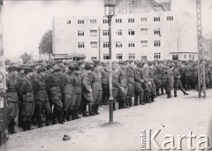 1945, Polska.
Prawdopodobnie Ziemie Odzyskane, żołnierze 1 Dywizji Piechoty im. Tadeusza Kościuszki.
Fot. Tadeusz Olszewski, zbiory Ośrodka KARTA, udostępniła Anna Olszewska