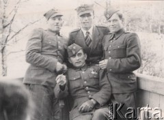 1945, Polska.
Oficerowie 1 Dywizji Piechoty im. Tadeusza Kościuszki.
Fot. Tadeusz Olszewski, zbiory Ośrodka KARTA, udostępniła Anna Olszewska