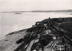 1945, Polska.
Prawdopodobnie Ziemie Zachodnie, polscy żołnierze ogladają zniszczone umocnienia na brzegu rzeki.
Fot. Tadeusz Olszewski, zbiory Ośrodka KARTA, udostępniła Anna Olszewska