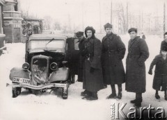 1945-1946, Wrocław, Polska.
Polscy żołnierze stojący obok samochodu z rejestracją DW 1328.
Fot. Tadeusz Olszewski, zbiory Ośrodka KARTA, udostępniła Anna Olszewska