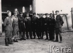 1945, Polska.
Grupa mechaników, żołnierzy 1 Dywizji Piechoty im. Tadeusza Kościuszki, przed warsztatem, z lewej stoi żołnierz Armii Czerwonej.
Fot. Tadeusz Olszewski, zbiory Ośrodka KARTA, udostępniła Anna Olszewska