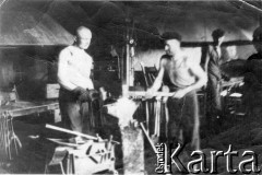 02.07.1954, Krasnojarski Kraj, ZSRR.
Praca w kuźni 11 łagpunktu Krasłagu. Antoni Jasinowicz i Tadeusz Dryjański.
Fot. NN, zbiory Ośrodka KARTA, udostępnił Tadeusz Dryjański