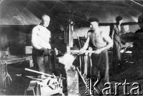 02.07.1954, Krasnojarski Kraj, ZSRR.
Praca w kuźni 11 łagpunktu Krasłagu. Antoni Jasinowicz i Tadeusz Dryjański.
Fot. NN, zbiory Ośrodka KARTA, udostępnił Tadeusz Dryjański