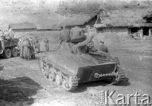 Lato 1944, Białoruś, ZSRR.
Letnia ofensywa Armii Czerwonej, czołgi gwardyjskiego pułku przejeżdżające przez wieś.
Fot. Aleksiej Pamiatnych (ojciec), udostępnił Aleksiej Pamiatnych, zbiory Ośrodka KARTA