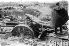 Lato 1944, Białoruś, ZSRR.
Letnia ofensywa Armii Czerwonej - żołnierze gwardyjskiego pułku czołgów oglądają zniszczone stanowisko artyleryjskie.
Fot. Aleksiej Pamiatnych (ojciec), udostępnił Aleksiej Pamiatnych, zbiory Ośrodka KARTA