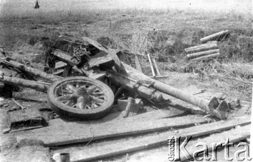 Lato 1944, Białoruś, ZSRR.
Letnia ofensywa Armii Czerwonej - zniszczone stanowisko artyleryjskie.
Fot. Aleksiej Pamiatnych (ojciec), udostępnił Aleksiej Pamiatnych, zbiory Ośrodka KARTA