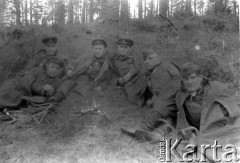 Lato 1944, Białoruś, ZSRR.
Letnia ofensywa Armii Czerwonej - żołnierze gwardyjskiego pułku czołgów odpoczywający przy ognisku.
Fot. Aleksiej Pamiatnych (ojciec), udostępnił Aleksiej Pamiatnych, zbiory Ośrodka KARTA