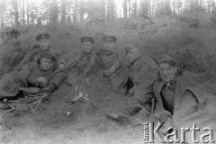 Lato 1944, Białoruś, ZSRR.
Letnia ofensywa Armii Czerwonej - żołnierze gwardyjskiego pułku czołgów odpoczywający przy ognisku.
Fot. Aleksiej Pamiatnych (ojciec), udostępnił Aleksiej Pamiatnych, zbiory Ośrodka KARTA